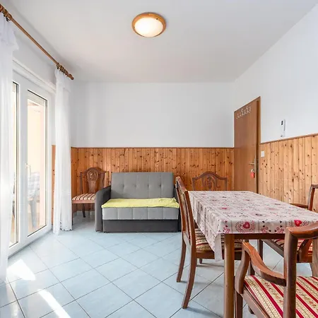 2 Bedroom In Apartamento Povljana