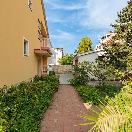 2 Bedroom In Appartamento Povljana